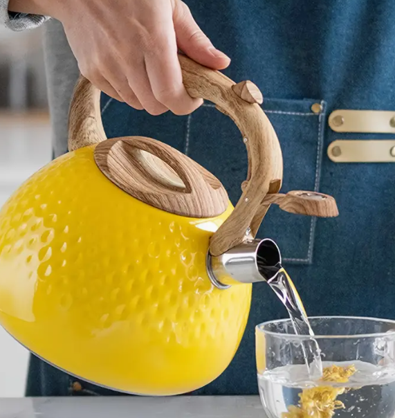 Whistling Kettle W Wooden details